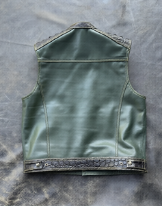 Chaleco de motociclista de cuero verde hecho a medida con bolsillos con diseño de cocodrilo en relieve - Product Image 2