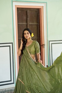 Lehenga Choli de Seda Chinon con Diseño Étnico Tradicional Indio, con Bordado de Lentejuelas, para Vestido de Boda, para Mujer - Product Image 2