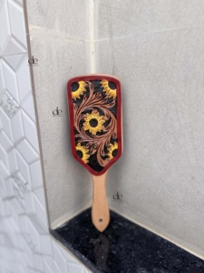 Nuevo Cepillo para el Cabello de Cuero Hecho a Mano con Diseño Minimalista Moderno de Girasol, Forma Rectangular, Uso Diario, Estilo Rajasthan - Product Image 2