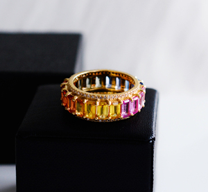 Anillo de Eternidad Completo Chroma Arch Rainbow de Oro Amarillo de 18K con Zafiros Naturales Multicolor Corte Baguette - Product Image 3