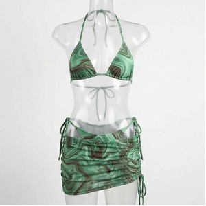 Ensemble de yoga 2 pièces imprimé papillon bleu avec finition dorée, body à col en V profond et jupe portefeuille longueur genou - Product Image 1