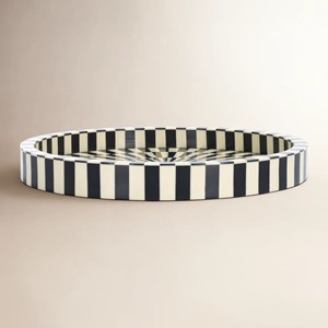Plateau de service rond décoratif noir et blanc, idéal pour les réunions familiales, les fêtes et les cadeaux, provenant d'Inde. - Product Image 6