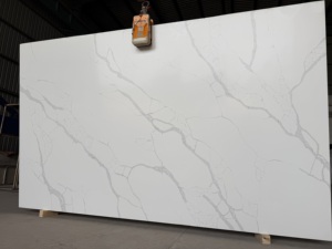 Grande dalle de quartz technique gris Laza de luxe, surface polie, pour intérieurs résidentiels et commerciaux et plans de toilette - Product Image 2