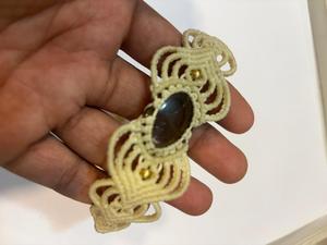 Collier ras du cou en macramé fait main, crème, avec cabochon en labradorite et perles dorées, bijoux bohèmes - Product Image 1