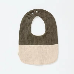 Bavoirs bébé beige et vert menthe en coton antibactérien, design minimaliste - Product Image 2