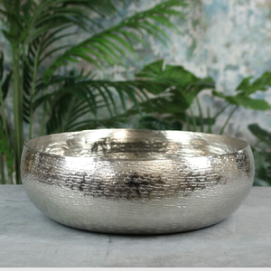 Bol de service en métal argenté martelé sur un support surélevé. Disponible à prix de gros pour la restauration et les cuisines modernes. - Product Image 6