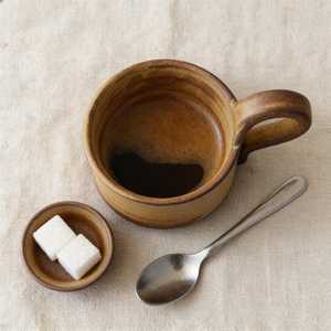 Taza de café de cerámica pequeña hecha a mano con forma irregular y platillo, diseño de cerámica, fabricada por Universal Overseas INDIA. - Product Image 6