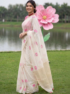 Sari traditionnel pour femme en coton blanc cassé, imprimé numérique Lotus rose, longueur ras du sol, infroissable et séchage rapide - Product Image 3