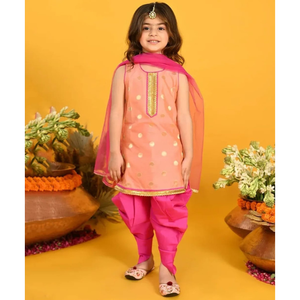 Conjunto de traje Punjabi étnico para niñas: Kurti bordado color melocotón con pantalones Patiala rosas y dupatta - Product Image 1