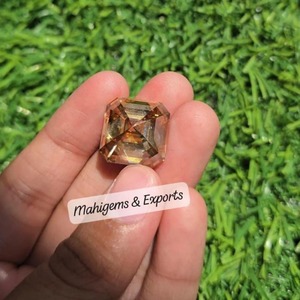 Moissanita de Corte Esmeralda Amarillo Champán de 112.15 CT, Claridad SI, con Certificado Incluido |   Piedra Decorativa Hecha a Mano con Forma Elegante - Product Image 3