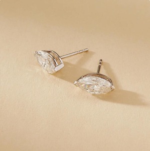 Boucles d'oreilles clous en or jaune 14K plaqué rhodium vintage avec diamants de laboratoire marquise de 1,50 carat et sertissage griffe - Product Image 1