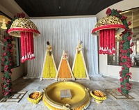 Chaises élégantes en forme de lotus blanc avec repose-pieds dorés pour la célébration du Pithi de mariage sud-indien, décoration de mariage, plastique, USA