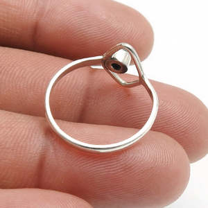 Anillo minimalista con piedra lunar arcoíris de corte redondo, hecho de plata de ley 925, precio al por mayor, joyería bohemia para chicas. - Product Image 4