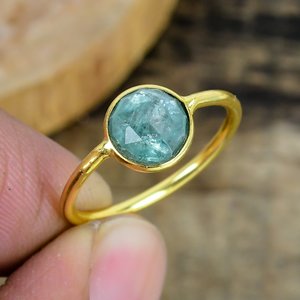 แหวนพลอยมอสไคยาไนต์ทรงกลมขนาด 5 มม. ชุบทอง 18k บนตัวเรือนเงินแท้ 925 - Product Image 1