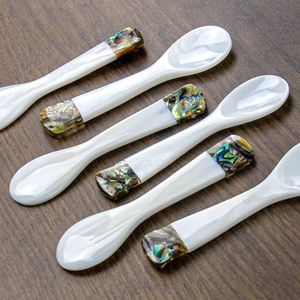 Cuillère décorative artisanale en résine écologique transparente, sculptée à la main avec des motifs floraux, pour servir le thé - Product Image 1