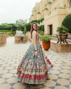 Conjunto de Lehenga Choli de Algodón Muselina Gris Multicolor de Lujo con Espejo Real y Estampado Digital, Diseño para Bodas y Fiestas, Largo hasta el Suelo - Product Image 4