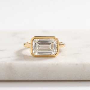 Bague d'éternité minimaliste en diamant de laboratoire taille émeraude certifié IGI, sertie clos en platine, pour femme, pour mariage ou anniversaire - Product Image 5