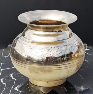 Pot en laiton sculpté à la main avec motifs floraux traditionnels pour les rituels de pooja et les offrandes sacrées, disponible à prix de gros. - Product Image 3