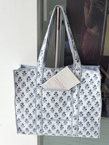 Bolsa de Compras de Playa Ligera de Algodón Floral Ecológica, Bolsa de Mano Acolchada con Estampado Artesanal y Práctico Bolsillo Interior - Product Image 2