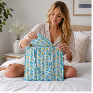 Bolsa de Mano Acolchada de Algodón con Estampado Floral Azul de Jaipur + Set de Bolsa de Aseo, 3 Cierres, Ligera, Ecológica, Plegable, Hecha a Mano - Product Image 4