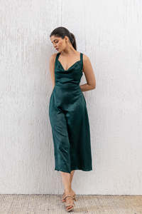 Vestido midi de satén verde esmeralda con espalda cruzada, entallado, sin mangas, elegante, para fiesta, de verano. - Product Image 3