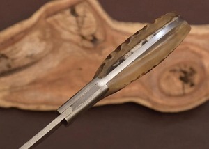 Couteau d'extérieur personnalisé avec lame à motif Damas et poignée en corne, couteau Damas compact pour la survie, la randonnée et les aventures en plein air - Product Image 3