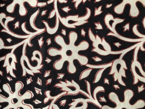 Tela de Algodón Estampada a Mano al por Mayor – Tela de Algodón India con Diseño Floral Rojo y Negro para Proveedores de Ropa y Textiles - Product Image 2