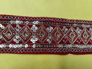 Dentelle brodée à points fins avec des bords soignés, parfaite pour les projets de mode et de couture. - Product Image 3