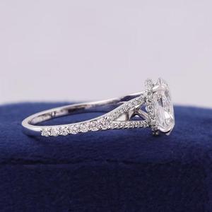 แหวนหมั้นเพชรทรงรี ตัวเรือนทองคำขาว ดีไซน์ขาจับเพชรแบบ Prong Setting วงแหวนแบบ Split Shank ประดับเพชรแบบ Pave Band เพชรเม็ดเดี่ยว โดดเด่นด้วยรูปทรงเรขาคณิต สำหรับเจ้าสาว - Product Image 3