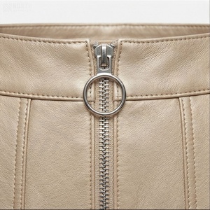 Jupe crayon mini en similicuir taille haute pour femme avec fermeture éclair sur le devant, couleur unie, design minimaliste, à porter toute l'année - Product Image 4