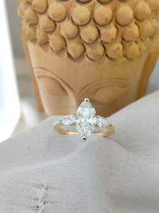 Anillo de Diamante Corte Marquesa en Oro Amarillo con Piedras Laterales, Diseño Elegante con Brillo Radiante, Perfecto para Compromisos y Regalos - Product Image 2