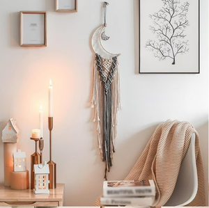 Adorno de Pared de Macramé con Luna Creciente Gris Místico y Blanco, con Cordones Finos con Flecos, Decoración para el Hogar, Diseño Contemporáneo, Disponible al por Mayor - Product Image 1