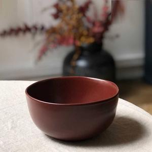 Bol de service en céramique rouge foncé rustique, finition mate lisse, design moderne minimaliste, durable, sans danger pour les aliments, indispensable pour la cuisine - Product Image 1