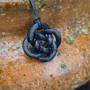 Collier avec pendentif en nœud celtique en bois, finition naturelle, bijoux faits à la main pour hommes et femmes - Product Image 2