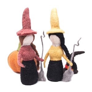 Ensemble de 2 poupées sorcières en feutre de laine faites à la main avec balai – Mini figurines d'Halloween en feutre aiguilleté, décoration d'intérieur, cadeau - Product Image 1
