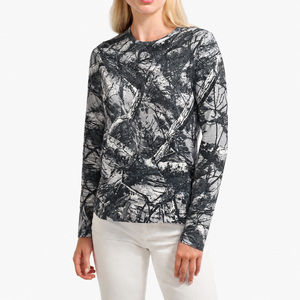 Camiseta de manga larga de camuflaje para mujer OEM, camiseta básica cómoda de algodón premium para mujer, fabricante de ropa con logotipo personalizado. - Product Image 1