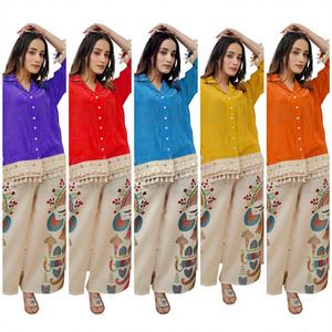 Una parte superior cortada con hermosos botones y encaje en el dobladillo de la parte superior con divisor de contraste con hermosa impresión digital - Product Image 1