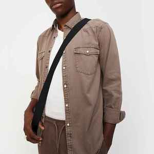 Chemises en denim pour hommes, design tendance, décontractées, écologiques, respirantes, de haute qualité, couleur unie, style hip-hop, col rabattu, 100% coton - Product Image 2
