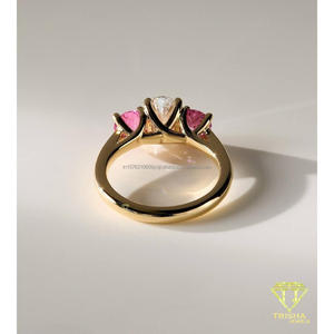 Bague de fiançailles à trois pierres en diamant de laboratoire taille ovale avec pierres latérales en saphir rose en or jaune, bague de promesse de mariage - Product Image 3