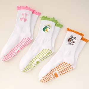 Chaussettes blanches personnalisées avec logo, broderie de fruits, antidérapantes, en coton, pour yoga, pour femmes adultes, printemps - Product Image 4