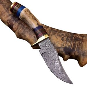 Cuchillo de punta caída de acero de Damasco hecho a mano con mango de asta de ciervo y virola de latón para caza, a un precio razonable. - Product Image 1