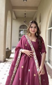 ชุดเดรส Anarkali ผ้าไหมเครปธรรมชาติ พร้อมกางเกง Palazzo ปักลาย และผ้าคลุมไหล่เข้าชุด ชุดแบบดั้งเดิม (NW 3097) DC - Product Image 2