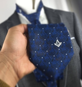 Corbata Masónica Premium Azul y Negra con Diseño de Puntos Cuadrados y Compás, Corbata Formal Personalizada para Hombre - Product Image 3