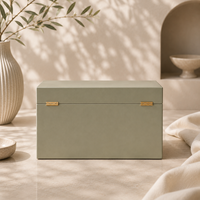 Boîte cadeau rigide de luxe sur mesure vert sauge avec couvercle à charnière, fermeture et insert moulé pour l'emballage d'un ensemble de parfum, bougie et diffuseur à bâtonnets.