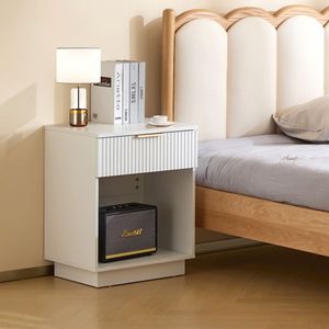 Comodino bianco con un cassetto e un ripiano - Product Image 1