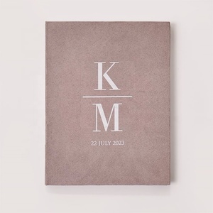 Porte-invitation de mariage en velours taupe, monogramme personnalisé, invitation en acrylique transparent, enveloppe pochette et inserts dorés - Product Image 1