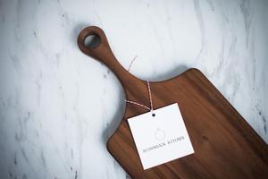 เขียงหั่นอาหารดีไซน์หรูหรา พร้อมด้ามจับยาว พื้นผิวเรียบ ทนทาน เหมาะสำหรับการหั่นเสิร์ฟชีสและขนมปังในชีวิตประจำวัน - Product Image 4