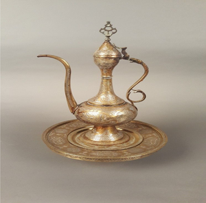 El llamativo surahi de cobre pulido presenta un patrón grabado que presenta una red de motivos intrincados e increíblemente elaborados. Disponible al por mayor. - Product Image 3