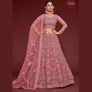 Lehenga Choli en tissu filet doux, coupe trapèze, avec broderie Zari Badla et Dupatta orné de paillettes et de Dori - Product Image 1