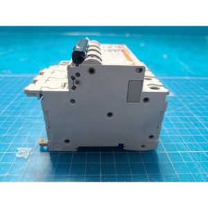 Module auxiliaire de disjoncteur Merlin Gerin MX+OF/C60N 60A C 26974+17469, utilisé tel quel, pièces d'équipement semi-conducteur d'occasion - Product Image 4